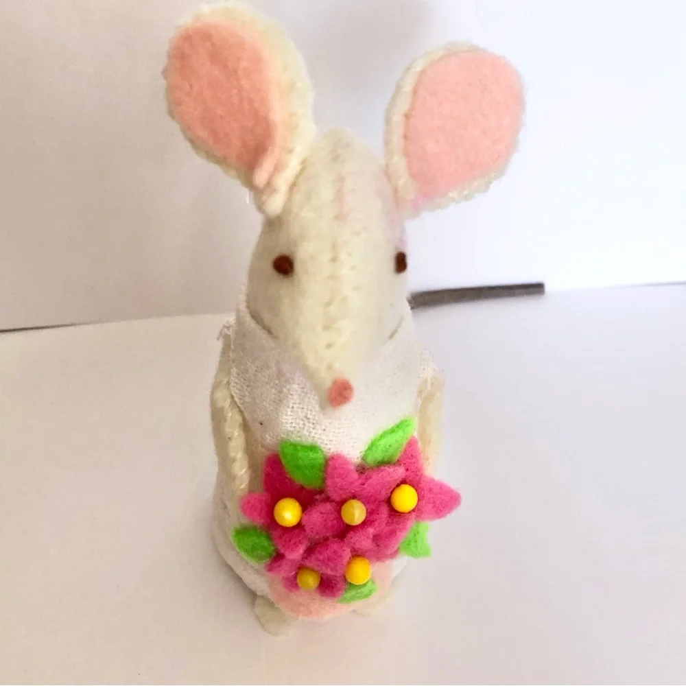 Felt mouse art doll pink flower bouquet hand-sewn cake topper gift